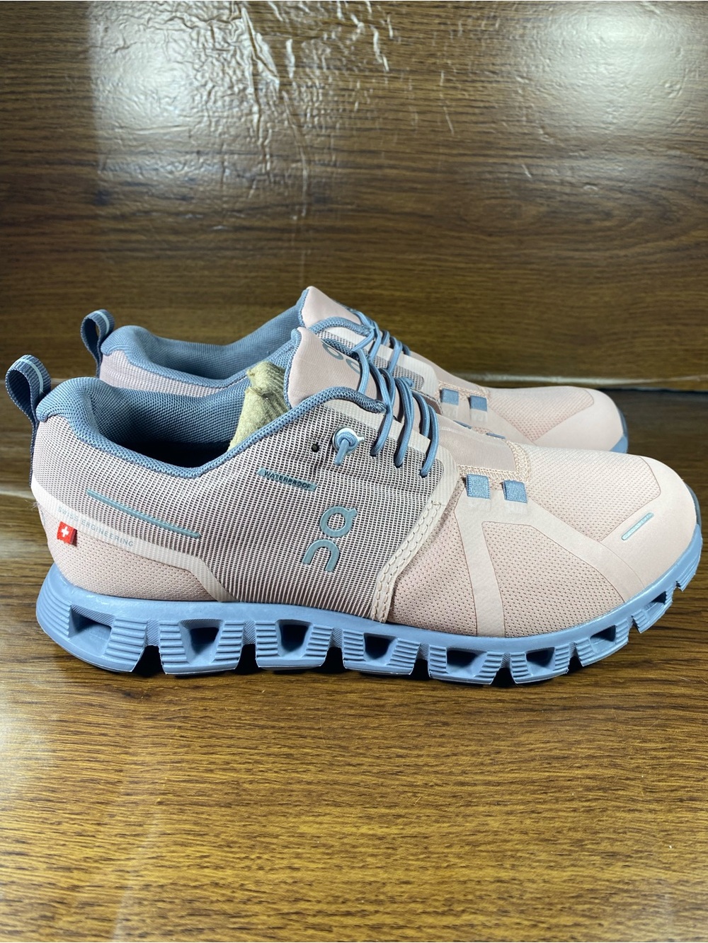 On Cloud 5 Waterproof women’s shoe size 7.5